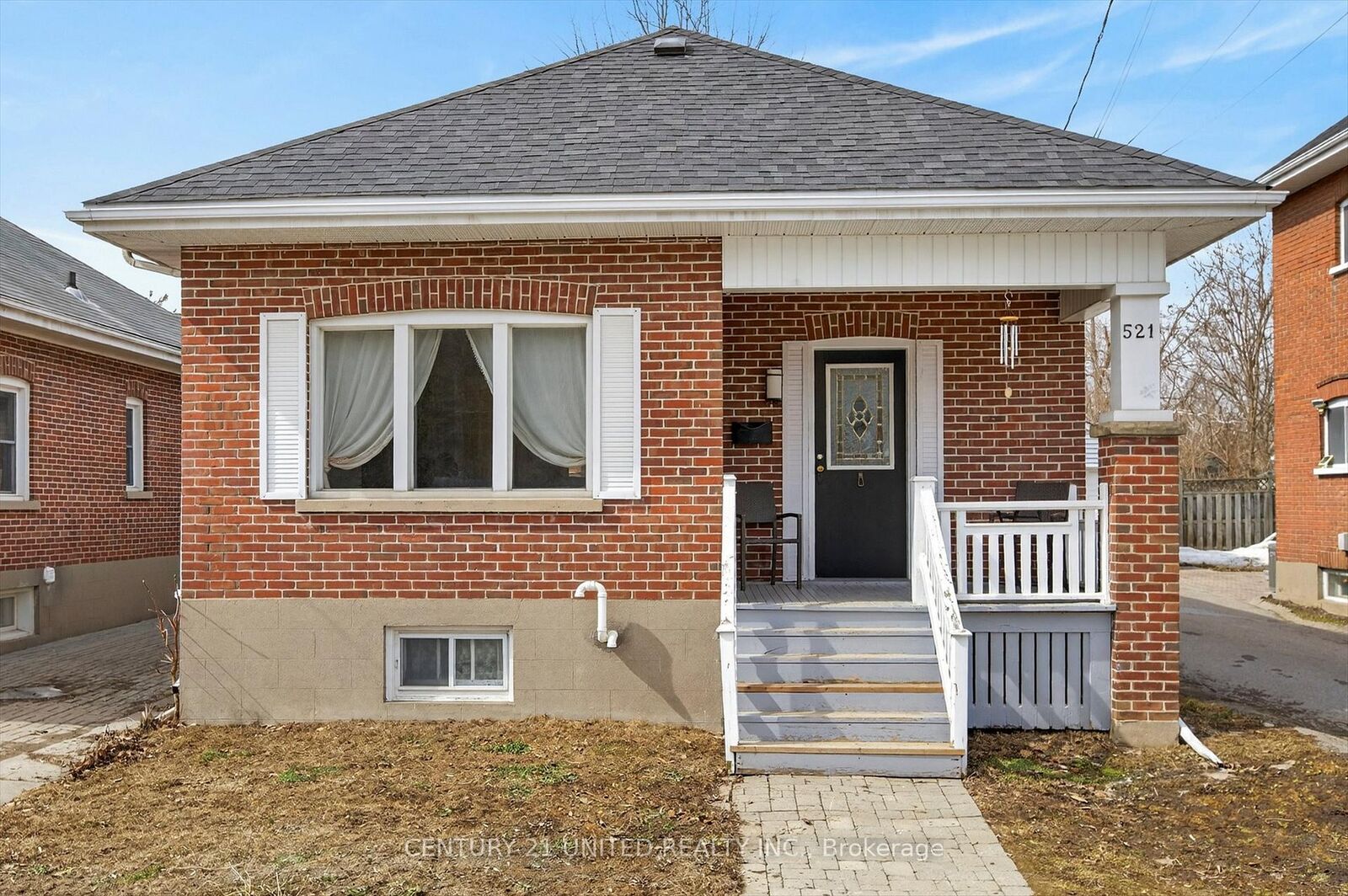 Photo de la propriété:  521 Armour Road  ON K9H 1Y8 