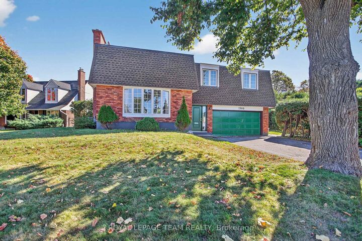 Property Photo: 1900 Southampton Court ON K2C 0W3