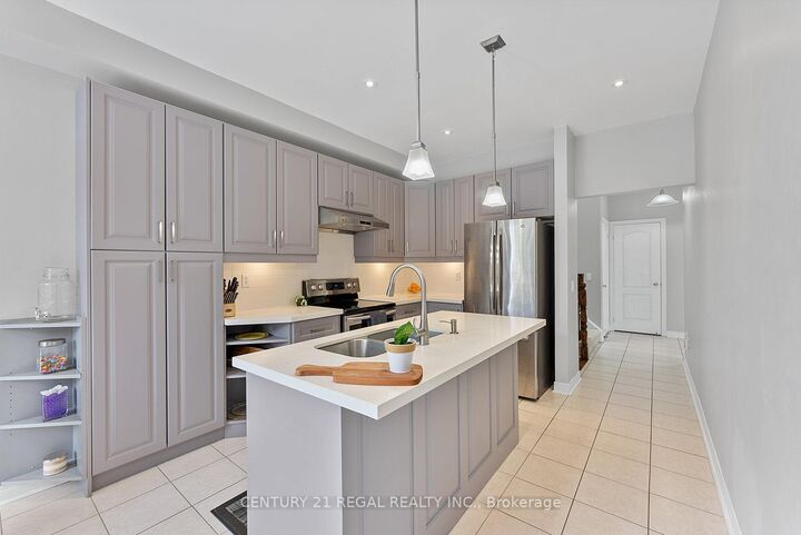 Property Photo:  42 Ballymore Drive  ON L4G 7E6 