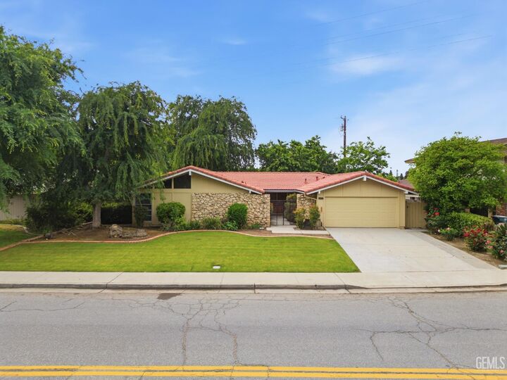 Property Photo: 2813 Elm Street CA 93301