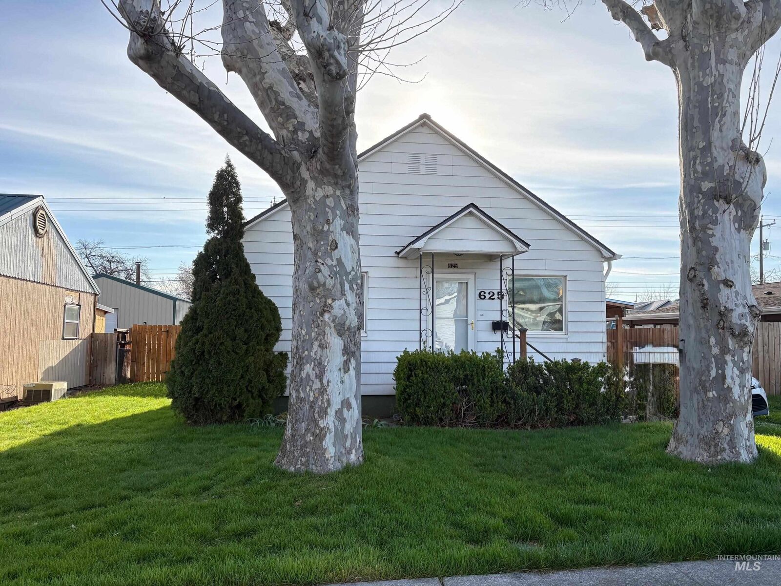 Property Photo: 625 10th Street WA 99403