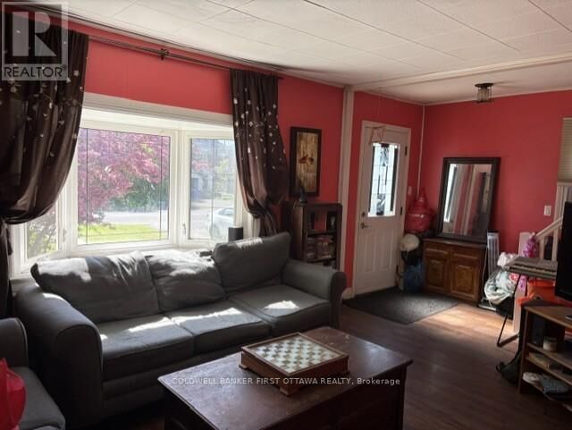Property Photo:  185 Compton Avenue  ON K2B 5A6 