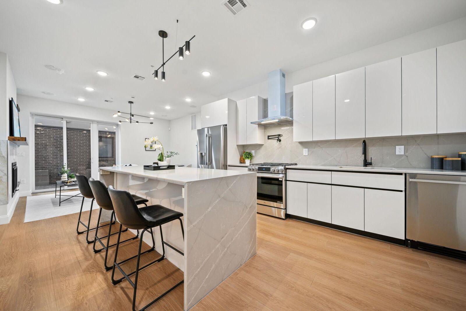 Property Photo:  192 Cambridge Ave 1  NJ 07307 