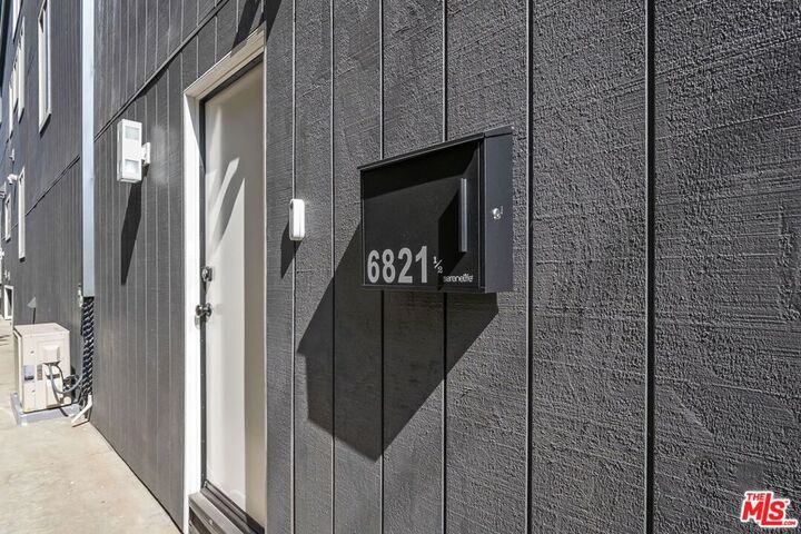 Property Photo:  6821 E Ocean Boulevard 1/2  CA 90803 