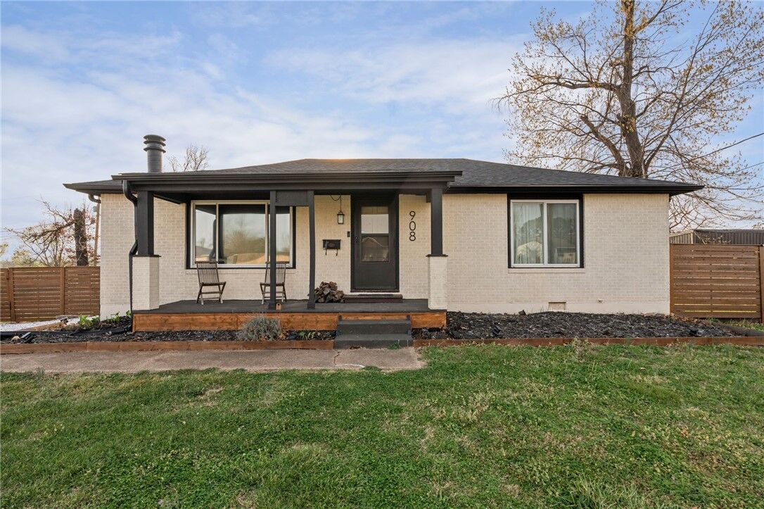 Property Photo:  908 N 9th Street  AR 72756 