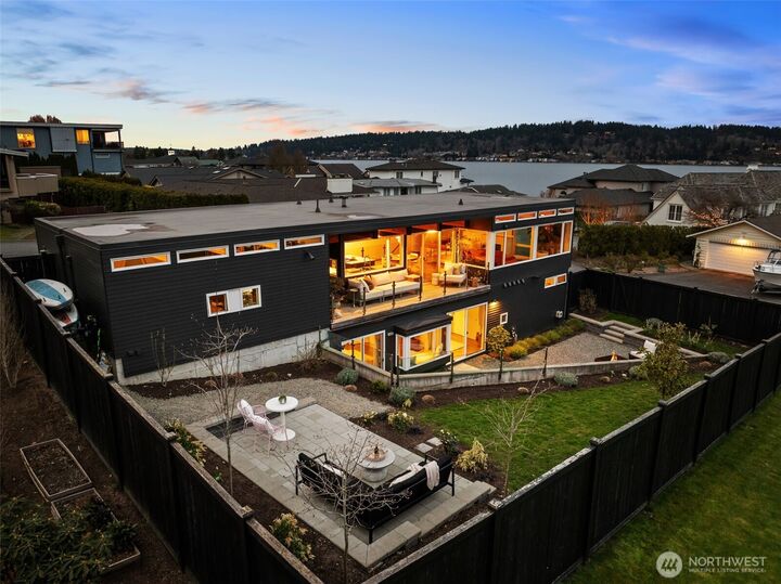 Property Photo:  19523 SE 51st Street  WA 98027 