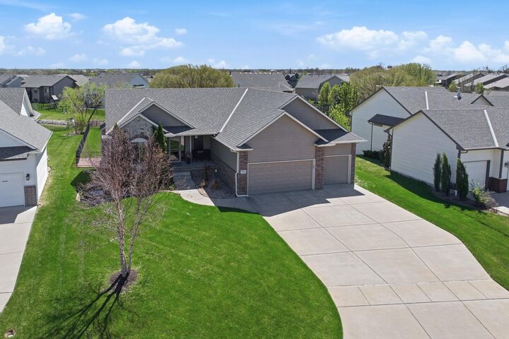 Property Photo:  2710 N Woodridge St  KS 67226 