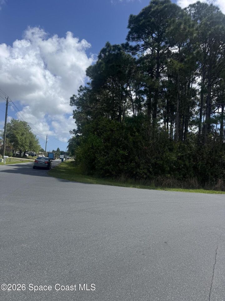 Property Photo: 2901 Toulon Road SE FL 32909