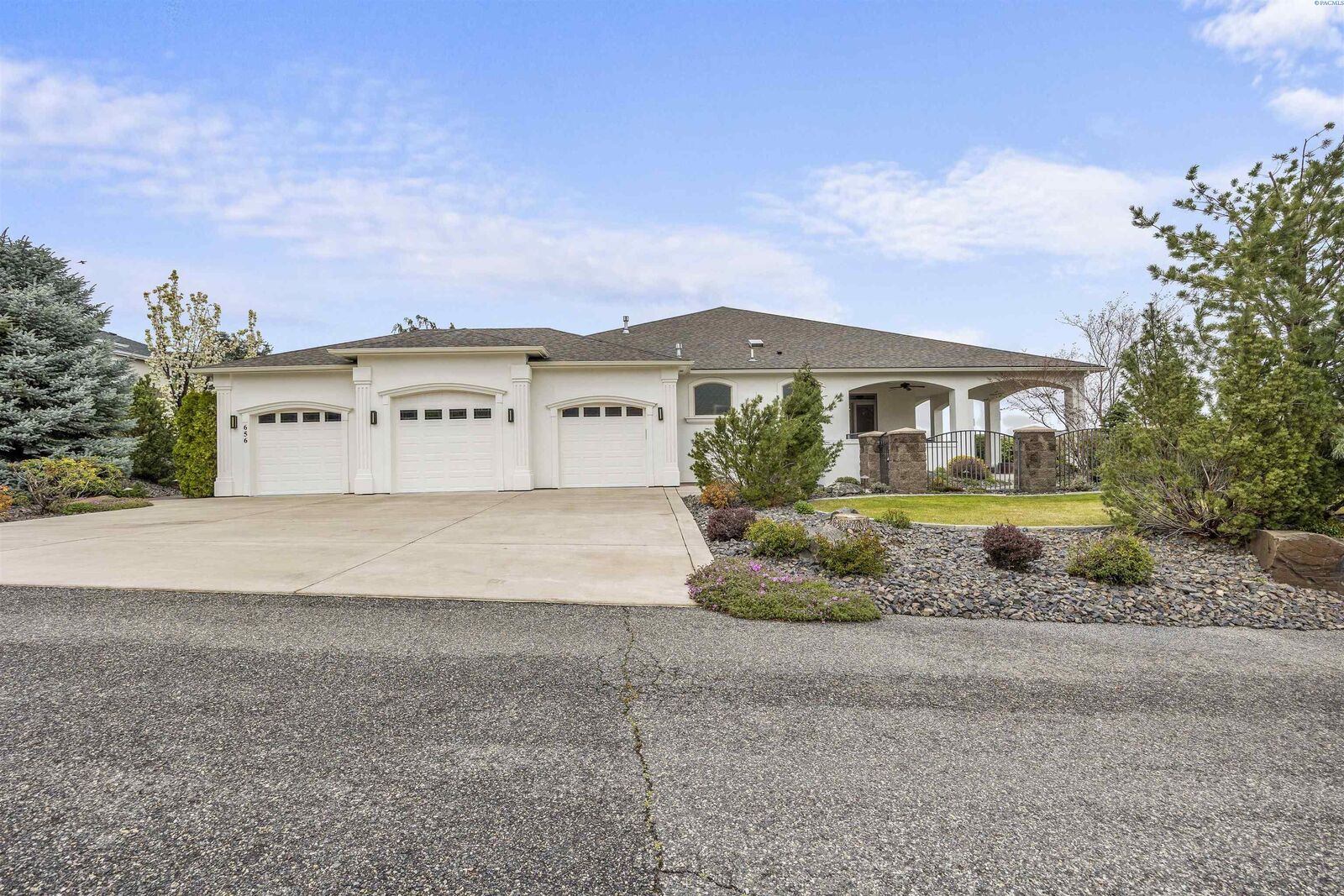 Property Photo: 656 Lago Vista Drive WA 99352