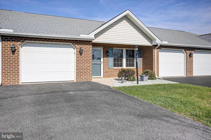 Property Photo: 432 Kara Way PA 17257