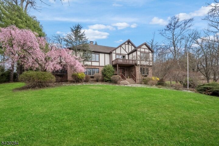 Property Photo:  15 Turner Ln  NJ 07082 