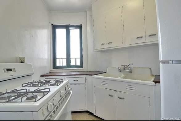 Property Photo:  1594 Unionport Road 9D  NY 10462 