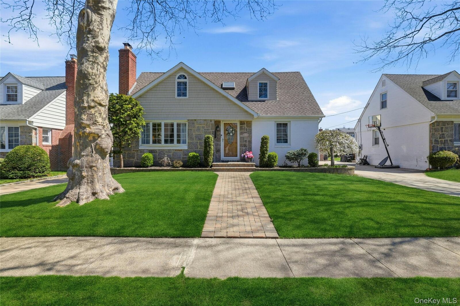 Property Photo:  43 Beechwood Lane  NY 11040 