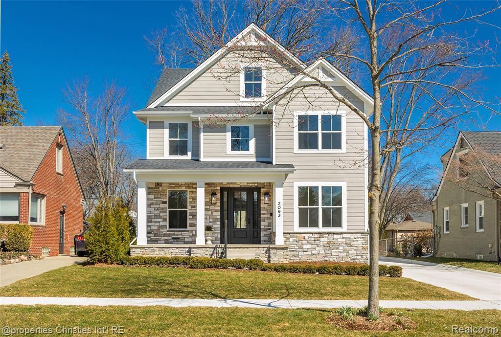 Property Photo:  2093 Pembroke Road  MI 48009 5828 