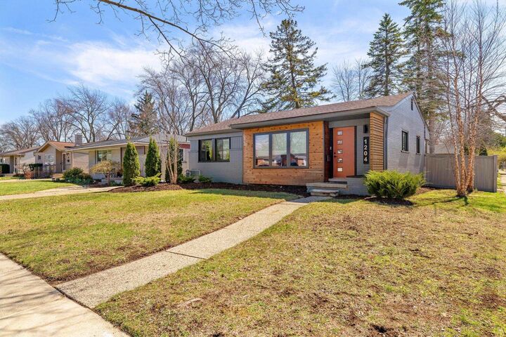 Property Photo: 1204 Woodlawn Avenue MI 48073