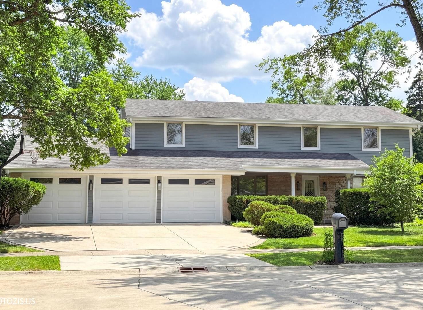 Property Photo:  3235 Robincrest Drive  IL 60062 
