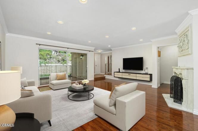 Property Photo:  9503 Via Venezia  CA 91504 