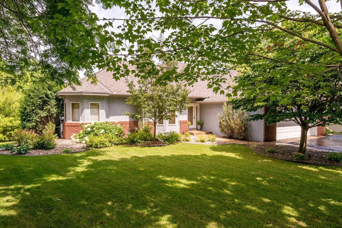 Property Photo: 880 Vineland Court MN 55317