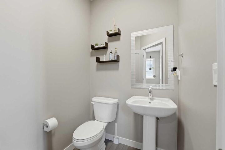 Property Photo:  140 Lindman Avenue  AB T4R 0R3 