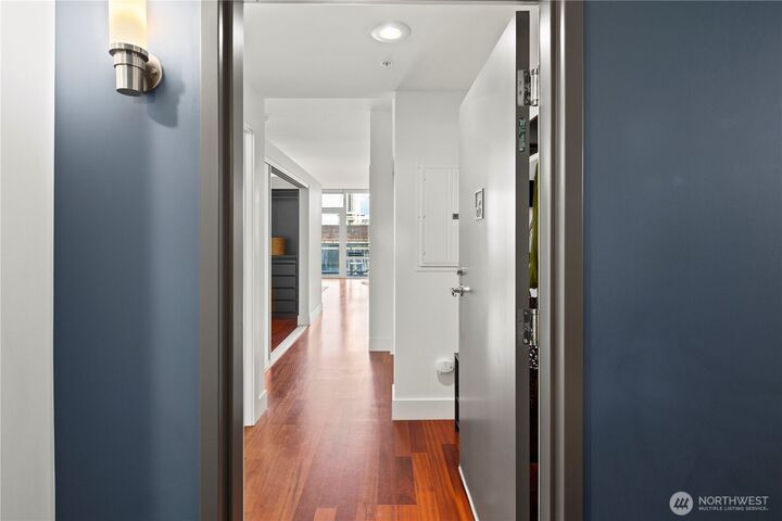 Property Photo:  2911  2nd Avenue 810  WA 98121 