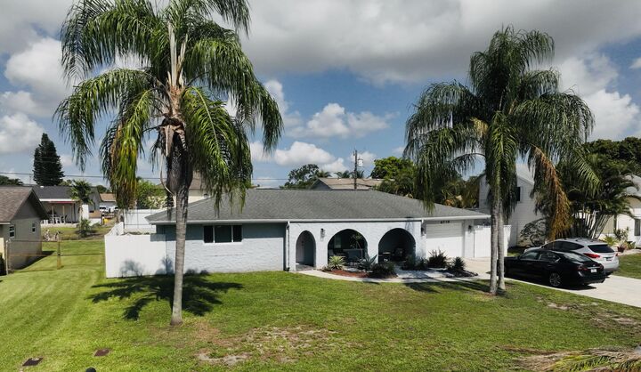 Property Photo:  6719 Eastview Drive  FL 33462 