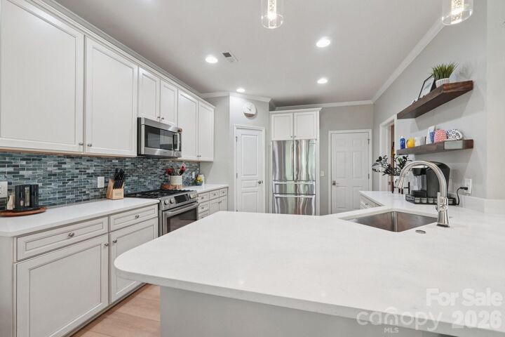 Property Photo:  4818 Fonthill Lane  NC 28210 