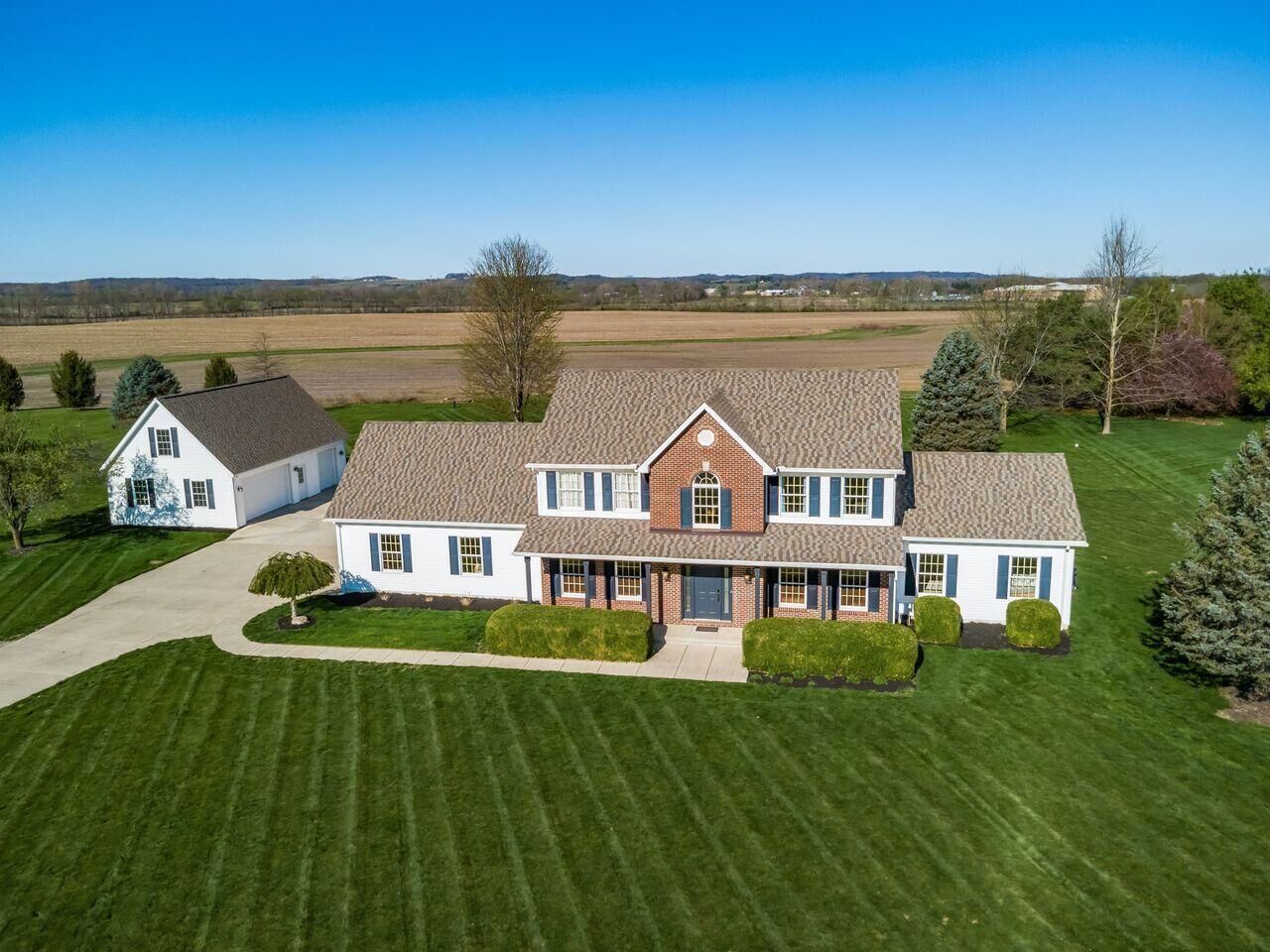 Property Photo: 4645 Meadowgrove NW Drive OH 43112