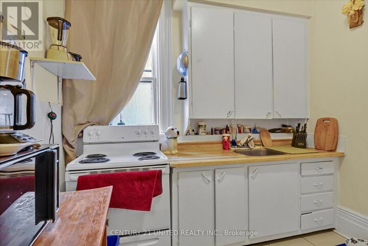 Property Photo:  550 Aylmer Street North  ON K9H 3W7 