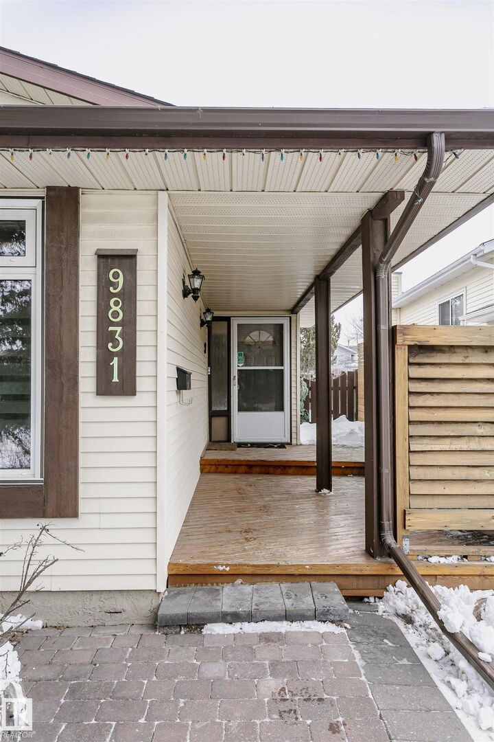 Photo de la propriété:  9831 185 Street NW  AB T5T 3L7 