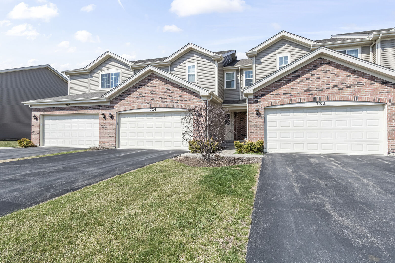 Property Photo:  724 Wellington Lane  IL 60013 
