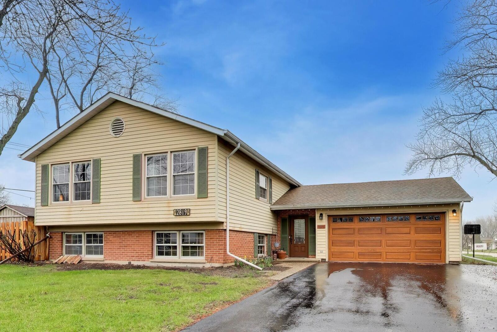 Property Photo: 2819 N Kennicott Avenue IL 60004