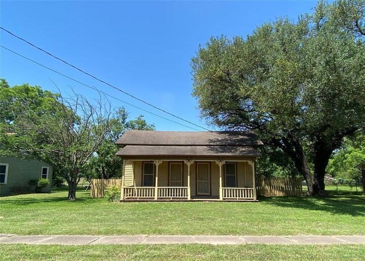 Property Photo:  516 S McKinney Street  TX 76667 