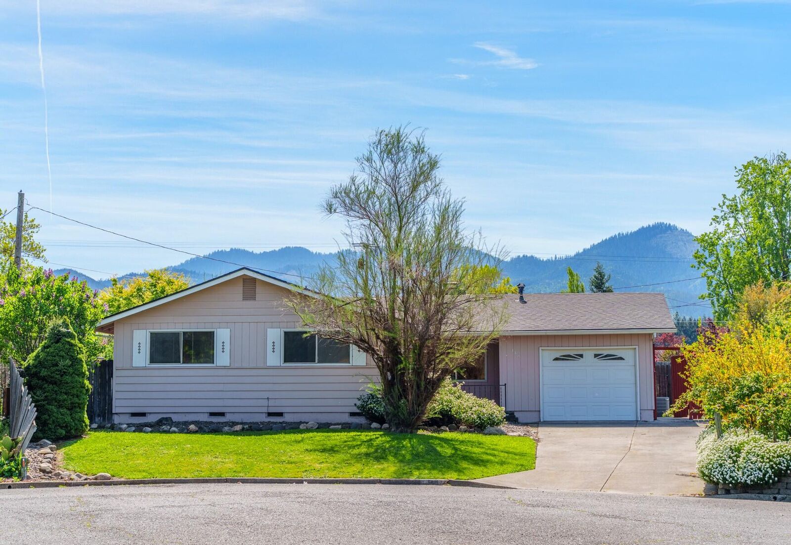 Property Photo:  118 N 4th Street  OR 97540 