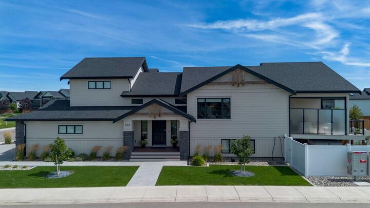 648 Sixmile Crescent S — photo 1