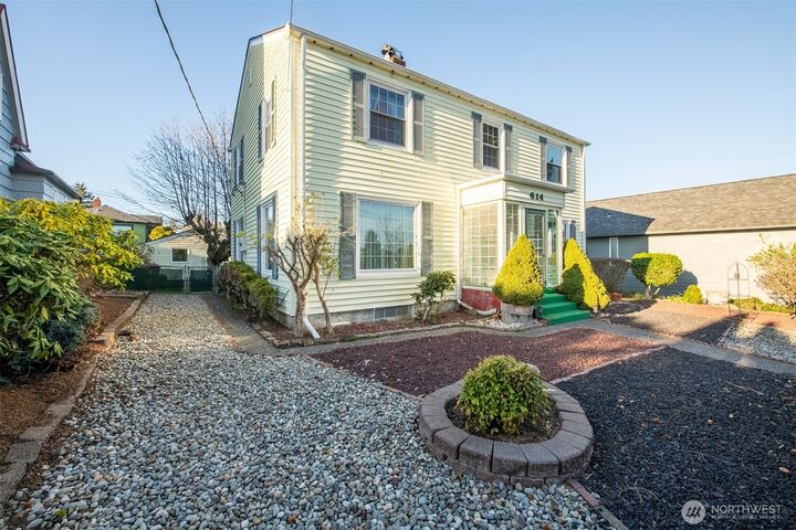Property Photo:  614  1st Avenue  WA 98520 