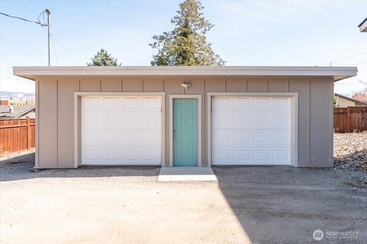 Property Photo:  1327 S  Miller Street  WA 98801 