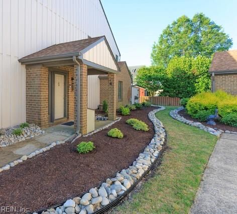 Property Photo:  28 Sandie Point Ln  VA 23701 