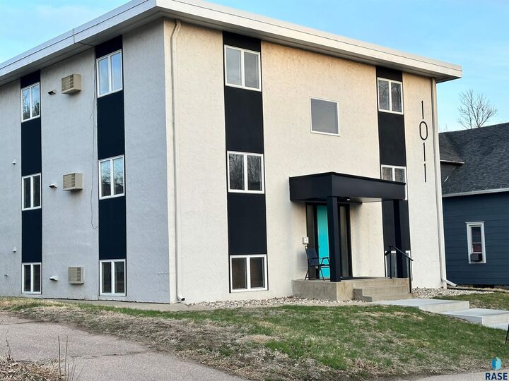 Property Photo: 1011 S 2nd Ave SD 57105-0849
