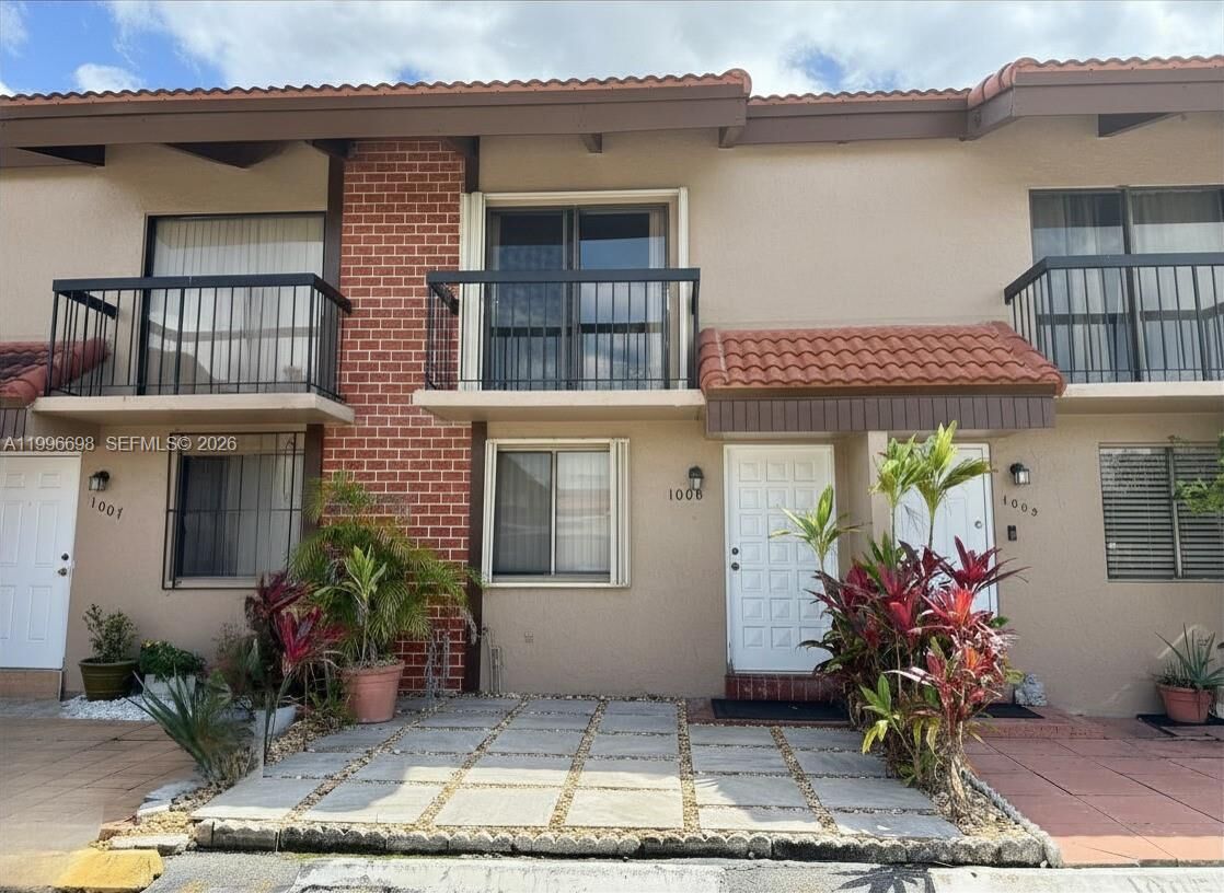 Property Photo: 1911 SW 107th Ave 1006 FL 33165