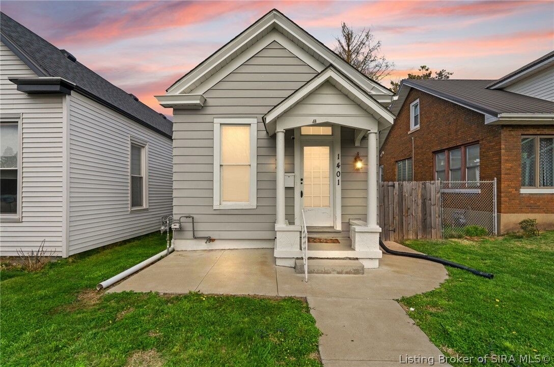 Property Photo:  1401 E Oak Street  IN 47150 