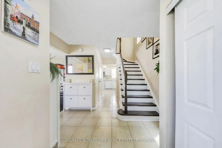 Property Photo: 30 Mayberry Court ON L6S 5B2