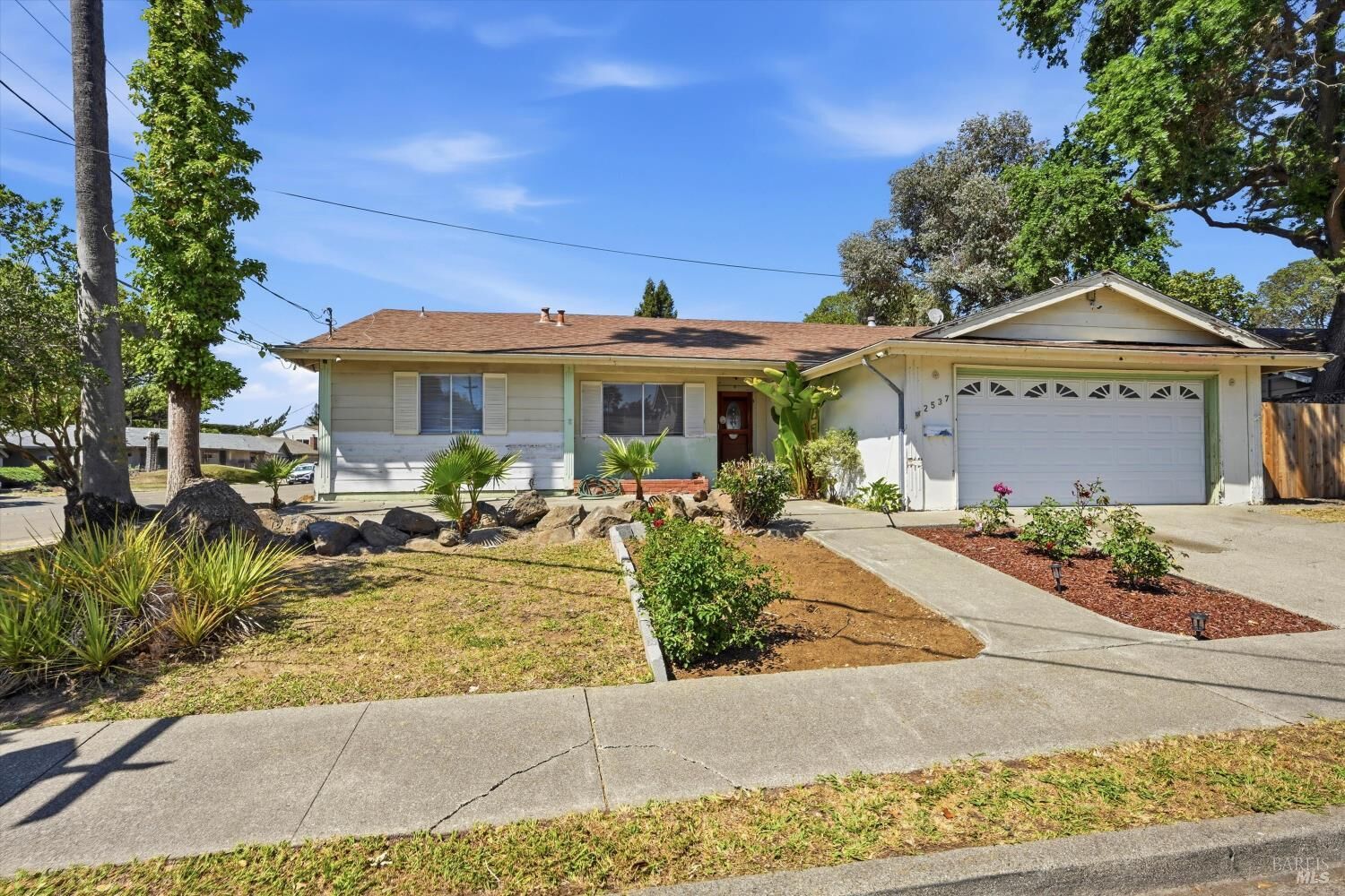 Property Photo:  2537 Tamarisk Drive  CA 95405 