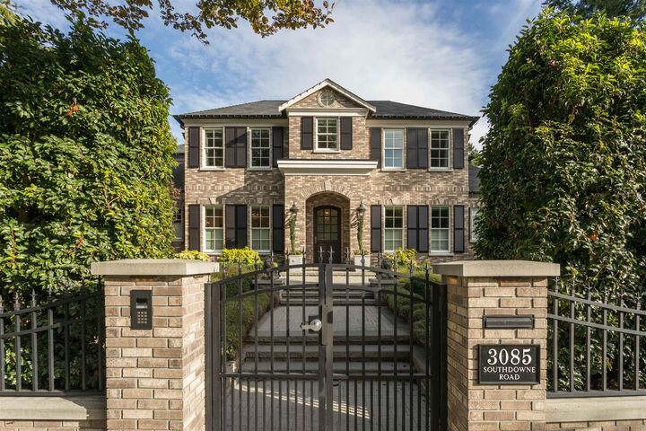 Property Photo: 3085 Southdowne Road BC V8R 6H3
