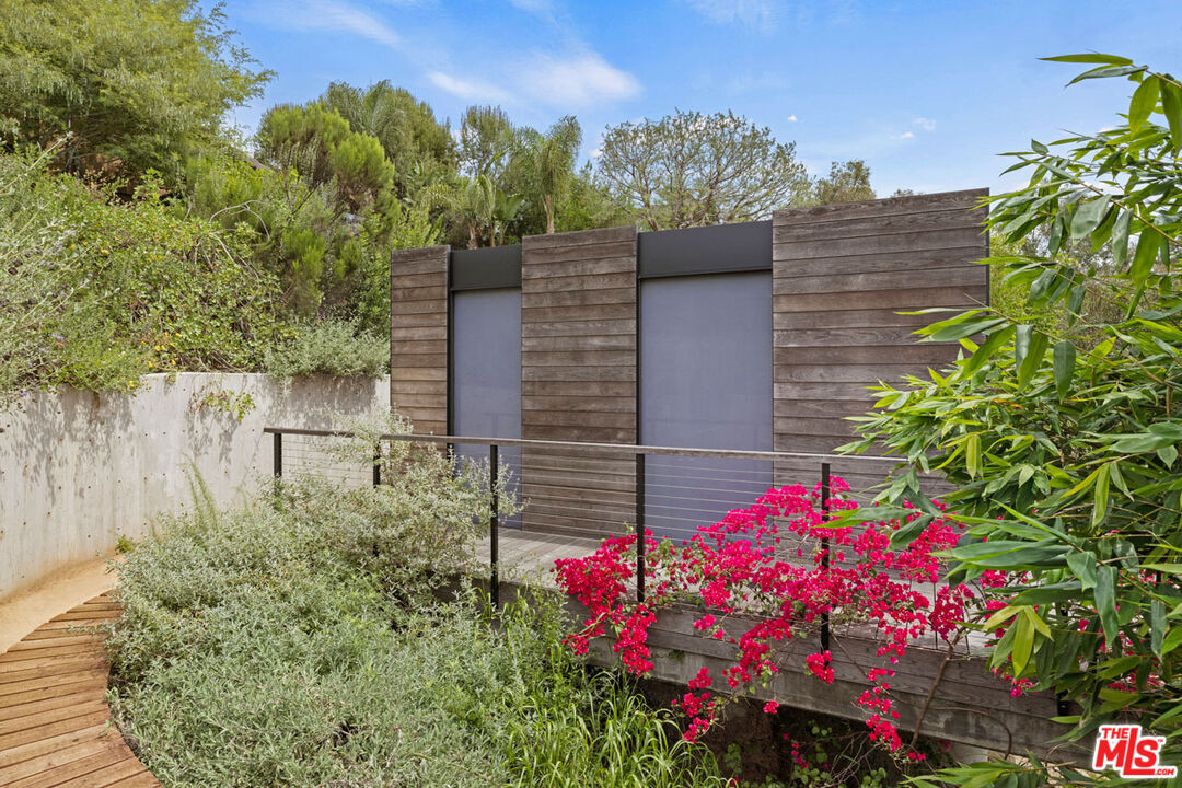 Property Photo:  1664 N Benton Way  CA 90026 