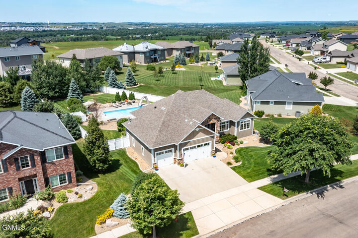 Property Photo:  3316 Clairmont Road  ND 58503 