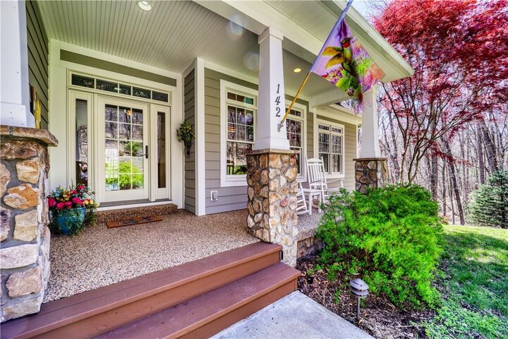Property Photo:  142 Fairway Oaks Drive  NC 28694 