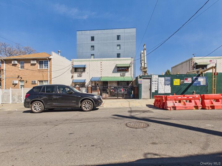 Property Photo:  915 Home Street  NY 10459 