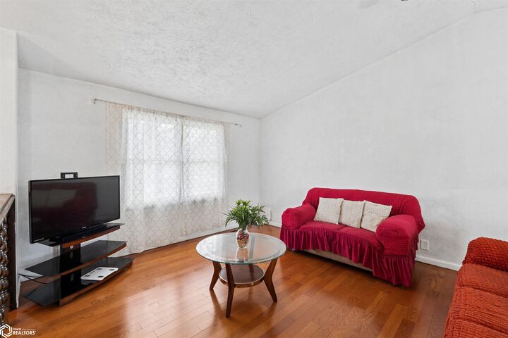 Property Photo:  211 E Southridge Road  IA 50158 