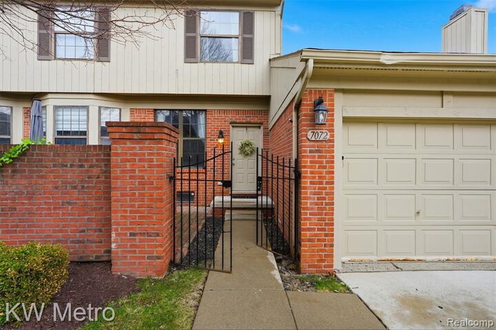 Property Photo:  7072 Green Farm Road  MI 48322 2822 