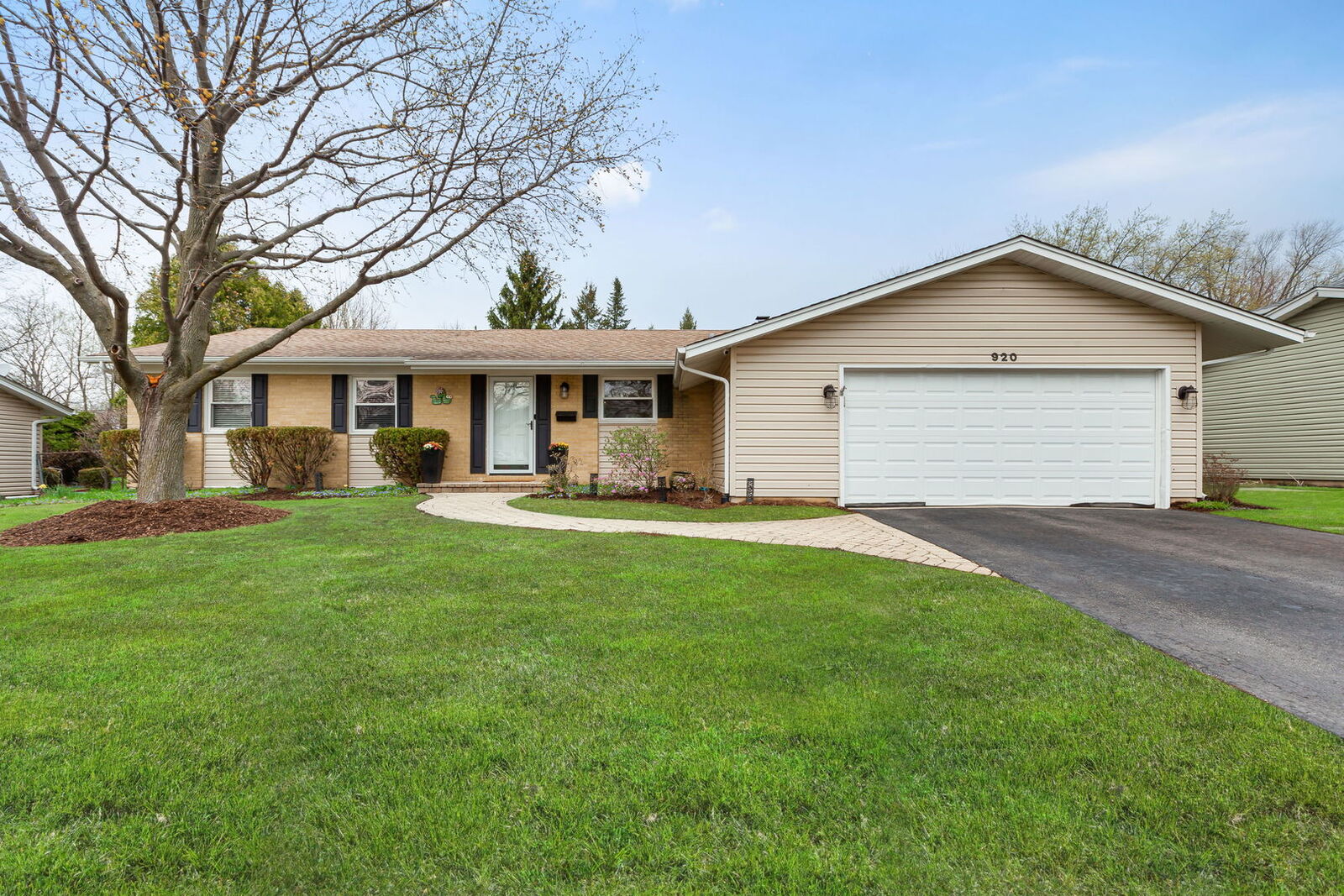Property Photo:  920 W Firestone Drive  IL 60192 
